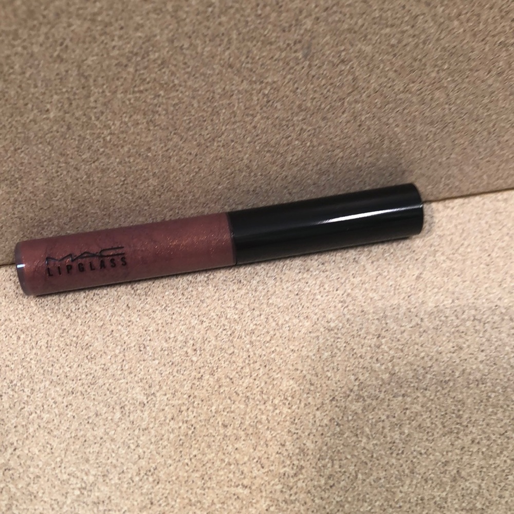 MAC Lipglass in Lovechild